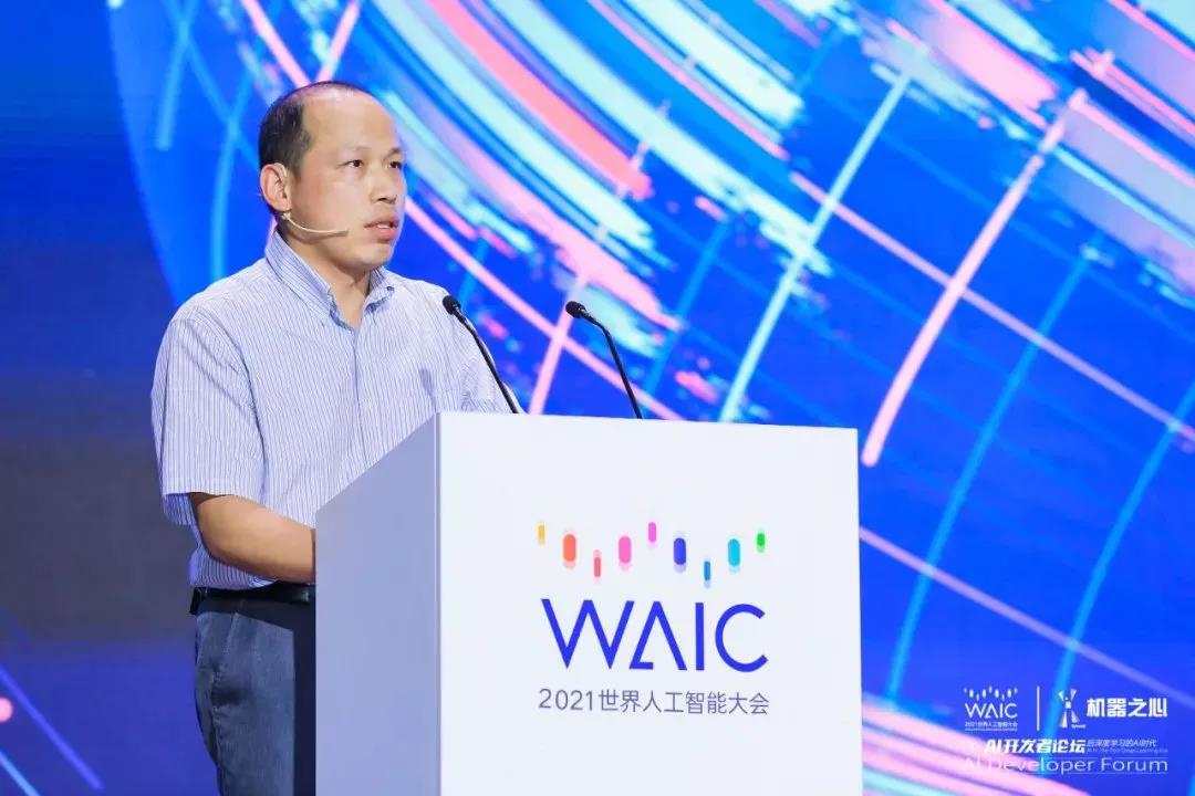 机器之心|WAIC 2021 | 金龙迎宾 - 人生就是搏!副总裁肖嵘：创「芯」时代 打造自进化城市智能体